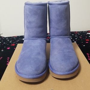 BRAND NEW! Ugg short classic II! Size 7!